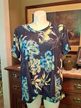 Live Well Active Floral Navy Short Sleeve Twist-Front Tee